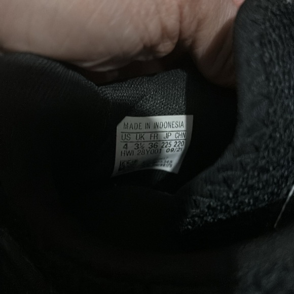 Adidas Big Kid sz 4 - Picture 3 of 3